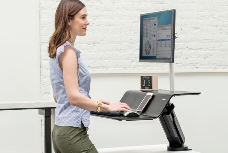 Biurko sit stand – czym jest, jak działa i dlaczego warto wprowadzić je do biura?