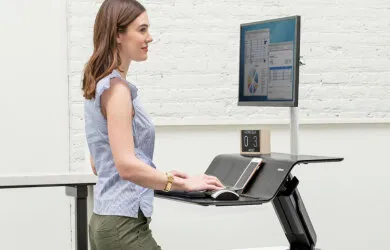 Biurko sit stand – czym jest, jak działa i dlaczego warto wprowadzić je do biura?