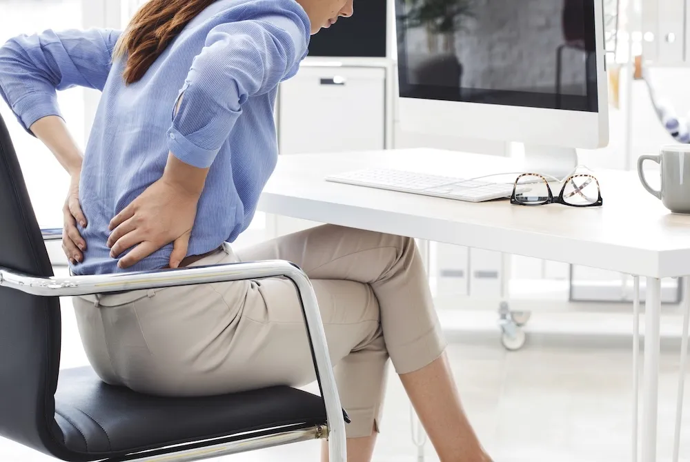 Jak prawidłowo siedzieć przy biurku? 5 rad