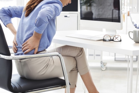 Jak prawidłowo siedzieć przy biurku? 5 rad