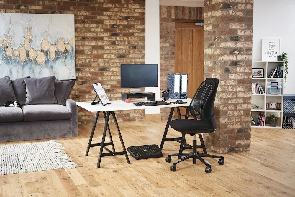 Jak urządzić biuro w domu? Wyposażenie do gabinetu domowego