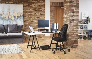 Jak urządzić biuro w domu? Wyposażenie do gabinetu domowego