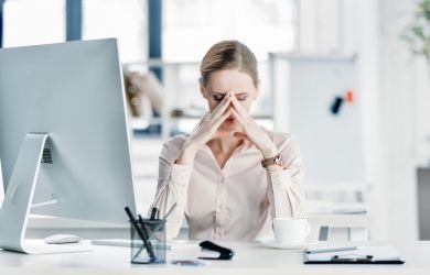 Jak zwalczyć ból głowy od komputera? Kilka przydatnych trików!