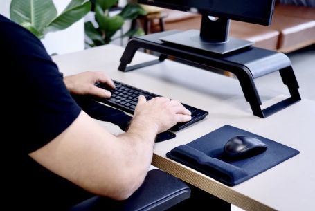 Rozwiązania ergonomiczne: co zrobić, aby praca z komputerem była zdrowa, przyjemna i wydajna? 