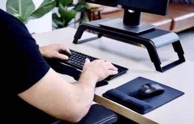 Rozwiązania ergonomiczne: co zrobić, aby praca z komputerem była zdrowa, przyjemna i wydajna? 